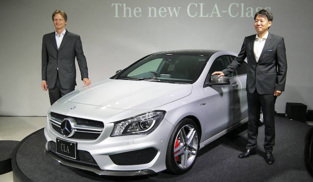 Kintaro Ueno, President of Mercedes-Benz Japan, on the right, and Vice President Mark Bodelke on the left.