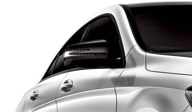 In the Edition 1, the door mirrors and window line trim are finished in black.