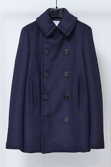 <strong>HYKE｜ハイク</strong>　2013-14年秋冬コレクション　ピーコート 7万1400円。「これもHYKEオリジナル素材で、メルトンを薄く掻（か）いたビーバーという素材を使用。掻くことで光沢が生まれ、肌触りも良く、張り感があるのが特徴です」（大出由紀子さん）
