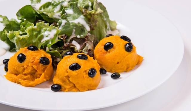 <strong>ART｜草間彌生氏のコンセプトカフェが六本木ヒルズにオープン</strong>　「カボチャと黒豆のサラダ ヨーグルトドレッシング」　1000円
