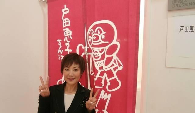 <strong>戸田恵子｜V6 坂本昌行くんと初共演 オリジナルミュージカル『シルバースプーンに映る月』</strong>　楽屋には名前入りの特製アンパンマン暖簾