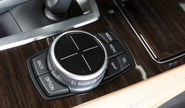 iDriveには、タッチパッド機能が標準採用される