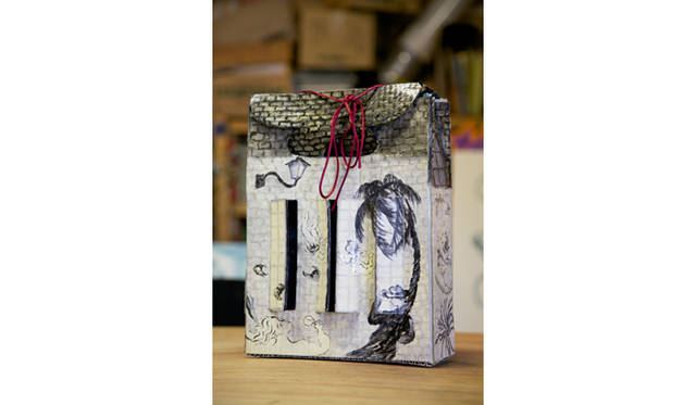 『キューティー・アンド・ブリー』の元になったもの。ワインの箱からインスパイアされた切り込みのあるオブジェだ