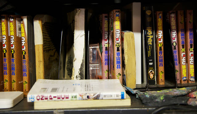 本棚には有司男の愛読書『名探偵コナン』や『ワンピース』が並ぶ