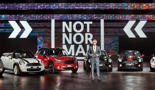 新型MINIは11月18日のデビューが発表されており、今回は現行型の展示のみだった