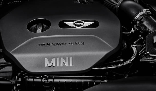 The 1.5-liter, three-cylinder, direct-injection twin-power turbo engine, anticipated for the new Cooper, boasts a maximum output of 100kW (136ps) and generates 220Nm (22.4kgm) of peak torque at just 1,250rpm. Furthermore, overboost delivers a maximum torque of 230Nm (23.4kgm).