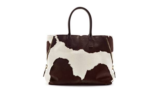 <strong>TOM FORD｜うめだ阪急にアクセサリー中心の期間限定ストア</strong>　Side Zip Tote 33万6000円