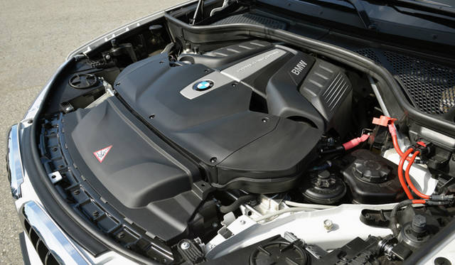 4.4リッターのツインターボ付きV8ガソリンユニットを搭載した「xDrive50i」。最高出力330kW（450ps）/ 5,500 rpm、最大トルク650Nm / 2,000-4,500 rpmを発揮する