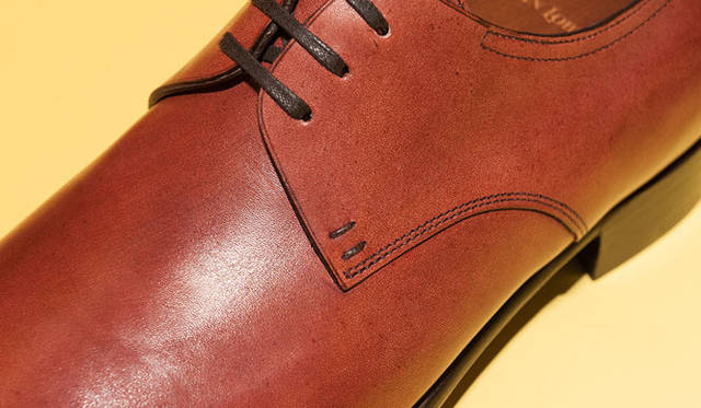 <strong>JOHN LOBB｜ジョンロブ</strong>　イヤーモデル「JOHN LOBB 2013」　接合部分の2本の“パラレルステッチ”は、ハンドステッチにより、完璧なバランスで両サイドのポイントとなっている