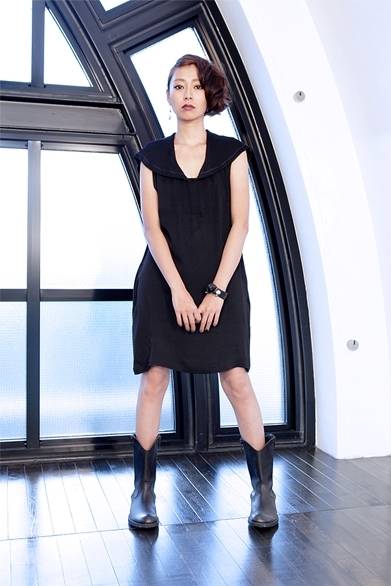 <strong>LIMI feu｜小日向しえとリミ フゥがコラボレーション</strong><br /><br />セーラーカラーワンピース<br />価格｜3万5700円<br />カラー｜ベージュ、ブラック<br /><br />リミ フゥ プレスルーム<br />Tel. 03-5769-3900