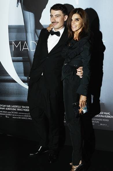 <strong>Carine Roitfeld ｜カリーヌ・ロワトフェルド</strong><br /><br />ニューヨークで開催された「The Fashion Group International’s 30th Annual Night 」に出席したカリーヌ・ロワトフェルド。セクシーなサンローランのジャンプスーツを着こなす抜群のスタイルはとても59歳には見えない！<br /><br />Courtesy of SAINT LAURENT