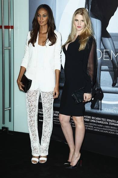 <strong>Carine Roitfeld ｜カリーヌ・ロワトフェルド</strong><br /><br />ニューヨークで開催された「The Fashion Group International’s 30th Annual Night 」に出席したカリーヌ・ロワトフェルド。セクシーなサンローランのジャンプスーツを着こなす抜群のスタイルはとても59歳には見えない！<br /><br />Courtesy of SAINT LAURENT