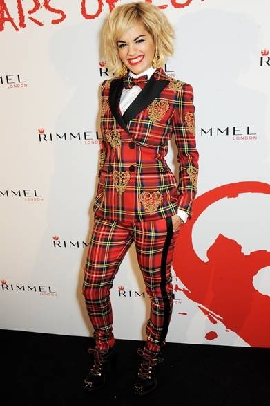 <strong>Carine Roitfeld ｜カリーヌ・ロワトフェルド</strong><br /><br />ニューヨークで開催された「The Fashion Group International’s 30th Annual Night 」に出席したカリーヌ・ロワトフェルド。セクシーなサンローランのジャンプスーツを着こなす抜群のスタイルはとても59歳には見えない！<br /><br />Courtesy of SAINT LAURENT