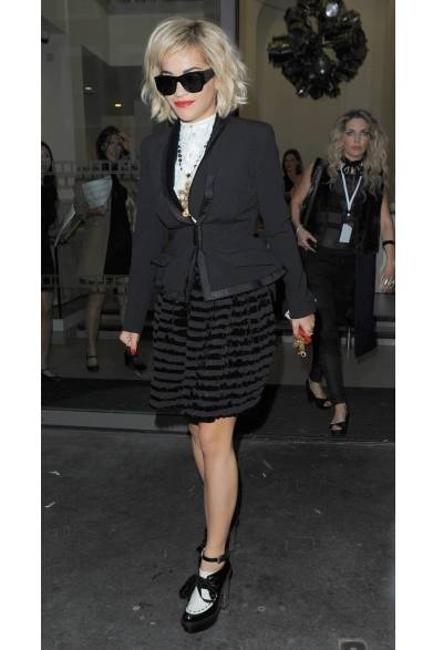 <strong>Carine Roitfeld ｜カリーヌ・ロワトフェルド</strong><br /><br />ニューヨークで開催された「The Fashion Group International’s 30th Annual Night 」に出席したカリーヌ・ロワトフェルド。セクシーなサンローランのジャンプスーツを着こなす抜群のスタイルはとても59歳には見えない！<br /><br />Courtesy of SAINT LAURENT