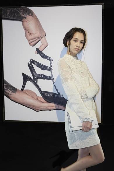 <strong>Carine Roitfeld ｜カリーヌ・ロワトフェルド</strong><br /><br />ニューヨークで開催された「The Fashion Group International’s 30th Annual Night 」に出席したカリーヌ・ロワトフェルド。セクシーなサンローランのジャンプスーツを着こなす抜群のスタイルはとても59歳には見えない！<br /><br />Courtesy of SAINT LAURENT