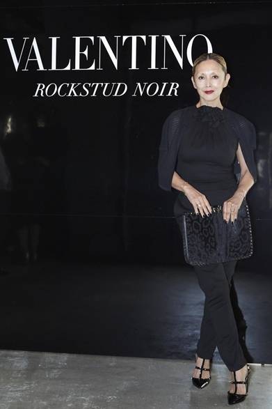 <strong>Carine Roitfeld ｜カリーヌ・ロワトフェルド</strong><br /><br />ニューヨークで開催された「The Fashion Group International’s 30th Annual Night 」に出席したカリーヌ・ロワトフェルド。セクシーなサンローランのジャンプスーツを着こなす抜群のスタイルはとても59歳には見えない！<br /><br />Courtesy of SAINT LAURENT