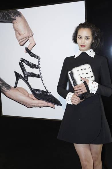 <strong>Carine Roitfeld ｜カリーヌ・ロワトフェルド</strong><br /><br />ニューヨークで開催された「The Fashion Group International’s 30th Annual Night 」に出席したカリーヌ・ロワトフェルド。セクシーなサンローランのジャンプスーツを着こなす抜群のスタイルはとても59歳には見えない！<br /><br />Courtesy of SAINT LAURENT