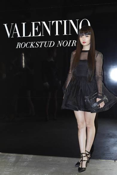 <strong>Carine Roitfeld ｜カリーヌ・ロワトフェルド</strong><br /><br />ニューヨークで開催された「The Fashion Group International’s 30th Annual Night 」に出席したカリーヌ・ロワトフェルド。セクシーなサンローランのジャンプスーツを着こなす抜群のスタイルはとても59歳には見えない！<br /><br />Courtesy of SAINT LAURENT