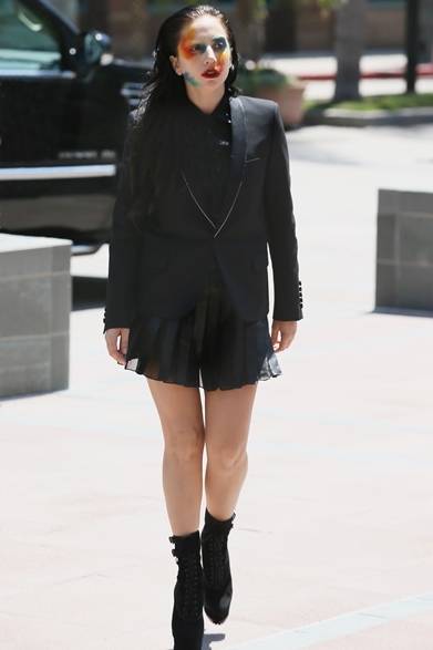 <strong>Carine Roitfeld ｜カリーヌ・ロワトフェルド</strong><br /><br />ニューヨークで開催された「The Fashion Group International’s 30th Annual Night 」に出席したカリーヌ・ロワトフェルド。セクシーなサンローランのジャンプスーツを着こなす抜群のスタイルはとても59歳には見えない！<br /><br />Courtesy of SAINT LAURENT