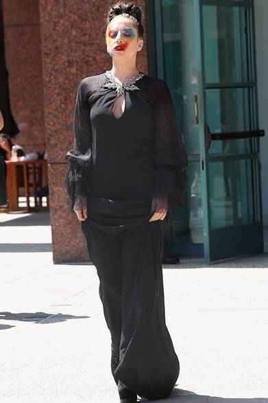 <strong>Carine Roitfeld ｜カリーヌ・ロワトフェルド</strong><br /><br />ニューヨークで開催された「The Fashion Group International’s 30th Annual Night 」に出席したカリーヌ・ロワトフェルド。セクシーなサンローランのジャンプスーツを着こなす抜群のスタイルはとても59歳には見えない！<br /><br />Courtesy of SAINT LAURENT