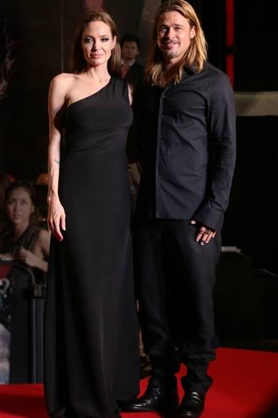 <strong>Carine Roitfeld ｜カリーヌ・ロワトフェルド</strong><br /><br />ニューヨークで開催された「The Fashion Group International’s 30th Annual Night 」に出席したカリーヌ・ロワトフェルド。セクシーなサンローランのジャンプスーツを着こなす抜群のスタイルはとても59歳には見えない！<br /><br />Courtesy of SAINT LAURENT
