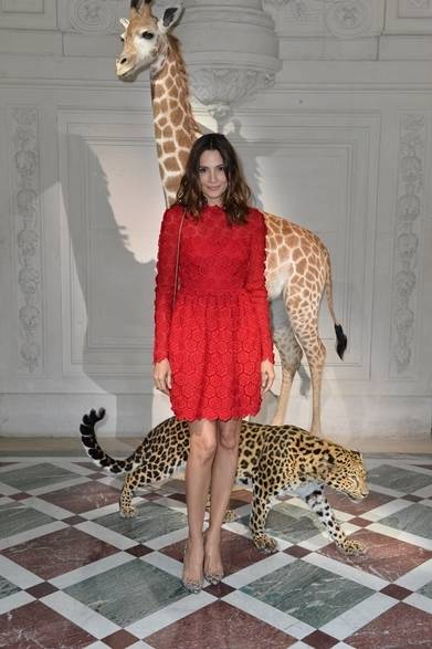 <strong>Carine Roitfeld ｜カリーヌ・ロワトフェルド</strong><br /><br />ニューヨークで開催された「The Fashion Group International’s 30th Annual Night 」に出席したカリーヌ・ロワトフェルド。セクシーなサンローランのジャンプスーツを着こなす抜群のスタイルはとても59歳には見えない！<br /><br />Courtesy of SAINT LAURENT