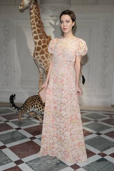 <strong>Carine Roitfeld ｜カリーヌ・ロワトフェルド</strong><br /><br />ニューヨークで開催された「The Fashion Group International’s 30th Annual Night 」に出席したカリーヌ・ロワトフェルド。セクシーなサンローランのジャンプスーツを着こなす抜群のスタイルはとても59歳には見えない！<br /><br />Courtesy of SAINT LAURENT