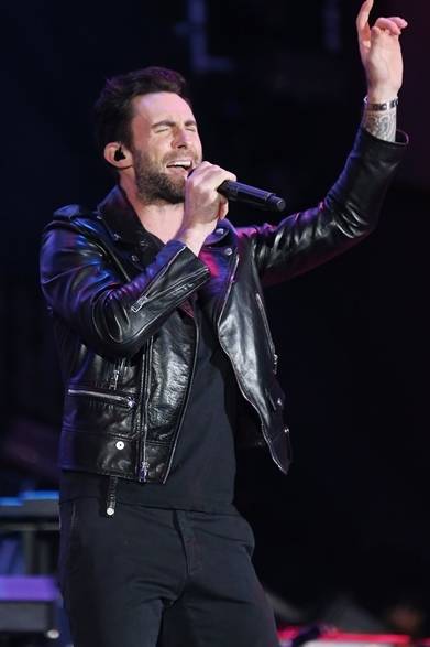 <strong>Adam Levine｜アダム・レヴィーン</strong><br /><br />アメリカのロックバンド、マルーン5のボーカル、アダム・レヴィーンはサンローランの「L01」ライダースジャケットに、彼の定番スタイルである黒Teeとスキニーをコーディネイト。シンプルなオールブラックのルックを格上げする、シャープなレザージャケットの存在感が光る。<br /><br />Courtesy of Saint Laurent