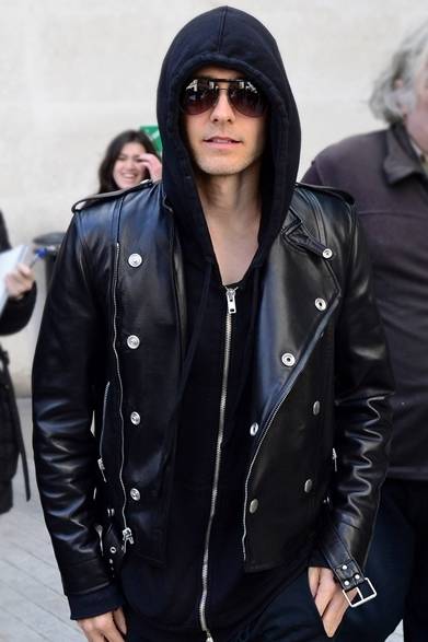 <strong>Jared Leto｜ジャレッド・レト</strong><br /><br />俳優のジャレッド・レトもサンローランのライダースジャケットをセレクト。無造作に被ったフードから、クールな雰囲気が漂う。<br /><br />Courtesy of Saint Laurent