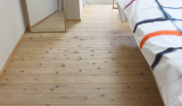 <strong>Yoko Ueno Lewis｜暮らしノート｜木と暮らす raw wood, slow life and less design </strong>　床材として使用されている杉は九州・宮崎の無垢板