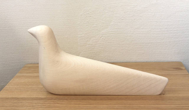 <strong>Yoko Ueno Lewis｜暮らしノート｜木と暮らす raw wood, slow life and less design </strong>　メイプルの塊からカービングされた水鳥のフォルムは、超人的な感性をもつロナンとエルワン・ブルレック(Ronan & Erwa Bourowllec)兄弟の作品、スイスの「vitra」が扱っている
