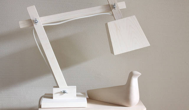 <strong>Yoko Ueno Lewis｜暮らしノート｜木と暮らす raw wood, slow life and less design </strong>　木のランプはスウェーデンのデザイナー、TAFのメンバー Mattias Ståhlbomの作品