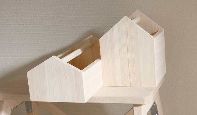 <strong>Yoko Ueno Lewis｜暮らしノート｜木と暮らす raw wood, slow life and less design </strong>　最近の自作のハウス型のツールボックス（大小）