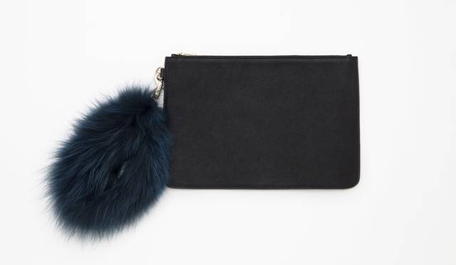 <strong>Chloé｜クロエからクリスマスコレクション2013が登場</strong>　SPECIAL GIFTS pouch [H28.5×W19.5] 10万9200円