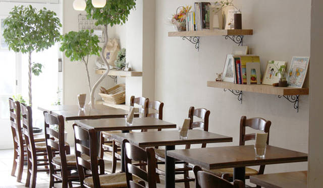 <strong>cafe＆gallery｜カフェ＆ギャラリー</strong>　「フロマエcafé＆ギャラリー」　壁の珪藻土はワークショップ形式で一般のひとと塗っていった　