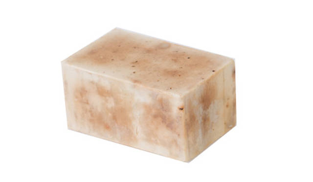 フィトオーセンティック・ソープ001（ローズヒップ）[85g] 3990円<br />数千年前の伝統的技法のコールドプロセス法により、6週間かけて手作りした有機ソープ。Vertueuxのオイルとエクストラバージン・オリーブオイルを主成分に、ビタミンC豊富なローズヒップの実を砕いて入れた、ホワイトニングにお薦めのタイプ。肌だけでなく、シャンプーにも使用できる。