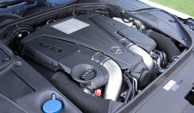 最高出力335kW（455ps）の実力を持つ4.7リッターV型8気筒直噴DOHCツインターボチャージャーエンジンを搭載する「S 550 ロング」