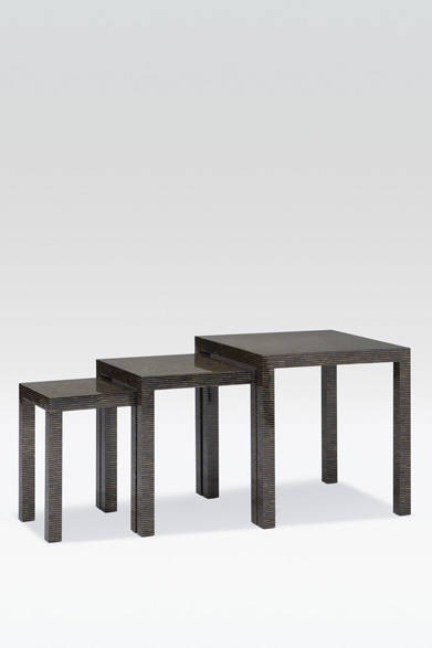 <strong>ARMANI / CASA</strong>　 NEW COLLECTION 2013-2014　ネストテーブル3点セット「GALASSIA（ガラッシア）」91万9800円<br>ペンシェル（貝殻）をスライスし、チップ状のペンシェルを貼りあわせる緻密な作業をほどこした、直線的でミニマムなデザインのネストテーブル。塗装はなく、素材そのものを磨きをあげることで天然素材がもつ光沢で豊かな表情が楽しめる。製造工程はすべて手作業で、熟練した職人の技が生きている