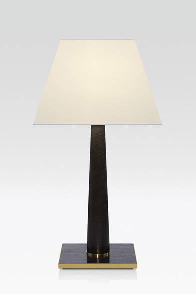 <strong>ARMANI / CASA</strong>　 NEW COLLECTION 2013-2014　テーブルランプ「GAMMA（ガンマ）」37万8000円<br>ステム部分が上に向かって円形から四角形に変化するフォルムが個性的なテーブルランプ。木質の質感も存分に楽しめる重厚感あるデザイン