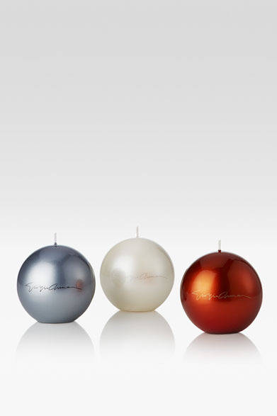 <strong>ARMANI / CASA</strong>　 NEW COLLECTION 2013-2014　キャンドル「GLEE（ギリー）」各1万500円<br>昔ながらの手法で職人がつくるハンドメイドのキャンドル。明りを灯すと中から溶けて、そのフレームがそのまま残るのでランタンのような柔らかい光が楽しめる
