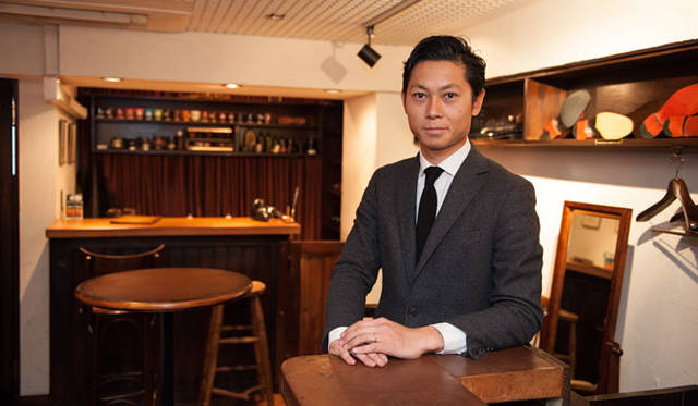 長谷川氏はもうすぐ30歳。ブリフトアッシュは靴好きにはおなじみのシューズラウンジ