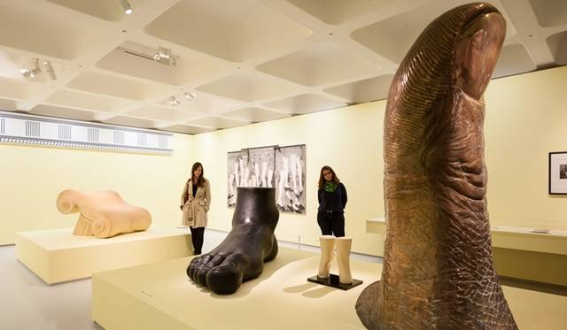 <strong>ART FILE 28｜「Pop Art Design（ポップアート デザイン）」</strong>　© Gar Powell-Evans 2013 Courtesy Barbican Art Gallery<br />親指の彫刻:La grand pouce(1968) by César、足の彫刻:Il Piede(1968) by Gaetano Pesce
