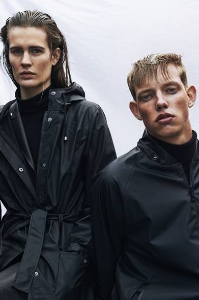 <strong>RAINS｜デンマーク発・新進レインウエアブランド、レインズ日本上陸</strong><br />（左より）カーヴジャケット 1万4000円、ボンバー 1万5500円　