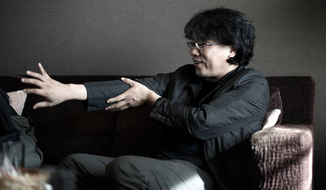 「今回の作品は、抽象的な概念やいろいろなメッセージが含まれていますが、より肉体的な作品にしたかったんです。観ている人が登場人物たちとおなじように痛みを感じるようにしたかった。具体的な例では、特権階級が貧困層に罰を与えるシーンで、腕を列車の外に出して凍らせますが、そこでスーツを着た人々が、凍った腕をスプーンでとんとんと叩きます。あえて身体で痛みを感じてもらいたくてあの音を入れました」