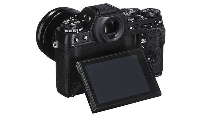 チルト式の3.0型104万ドット背面液晶