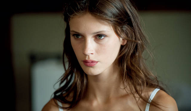 主人公の少女イザベルに扮するのは、オゾン監督が見出した新ミューズ、マリーヌ・ヴァクト　© MANDARIN CINEMA-MARS FILMS-FRANCE 2. CINEMA-FOZ