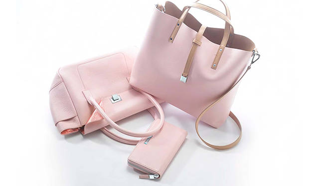 左から バッグ「アリーサッチェル」15万3300円、リバーシブルトートバッグ[W48×H25×D15cm] 11万2350円（ともに日本先行発売）、ウォレット[W19×H10×D2cm] 5万4600円（日本限定発売）　※一部仕様が変更になります
