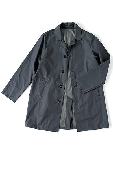 <strong>MARGARET HOWELL｜マーガレット・ハウエル</strong>　ベスト3万7000円［店舗限定］、シャツ2万9000円、ショーツ2万9000円、ネクタイ1万3000円、手に持ったコート14万円［店舗限定］