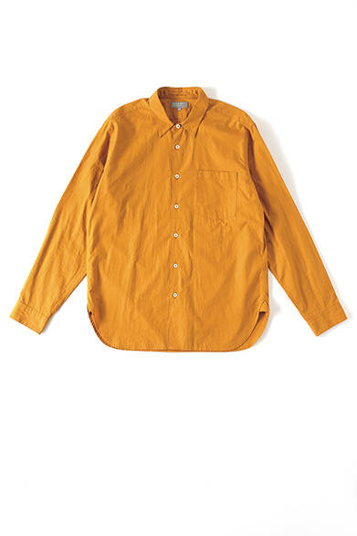 <strong>MARGARET HOWELL｜マーガレット・ハウエル</strong>　ウインドストッパーコート4万3000円<br>防風性と透湿性をあわせもったファブリック“WINDSTOPPER（ウインドストッパー）”を採用したステンカラーコートは、クラシカルなカッティングの小さな襟が特徴。とても軽く、携帯に便利なので、急な雨や出張、旅行などに活躍すること間違いなし
