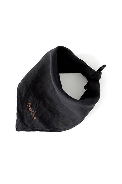 <strong>MARGARET HOWELL｜マーガレット・ハウエル</strong>　オレンジシャツ2万4000円<br>抑えた色のトーンが多い今シーズンのマーガレット・ハウエルのワードローブのなかで、ひときわ目を引くオレンジ色のシャツ。やや甘く織り上げたソフトなコットンシャツで、洗濯するほどこなれて深みのある表情になっていく